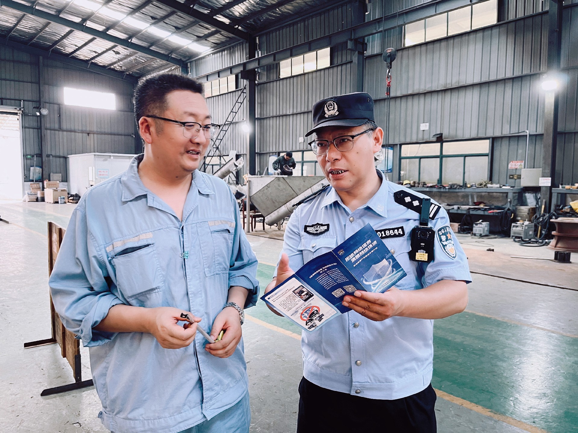 六合分局新篁派出所開展打擊整治網(wǎng)絡(luò)謠言“進(jìn)企業(yè)”宣傳活動(dòng)